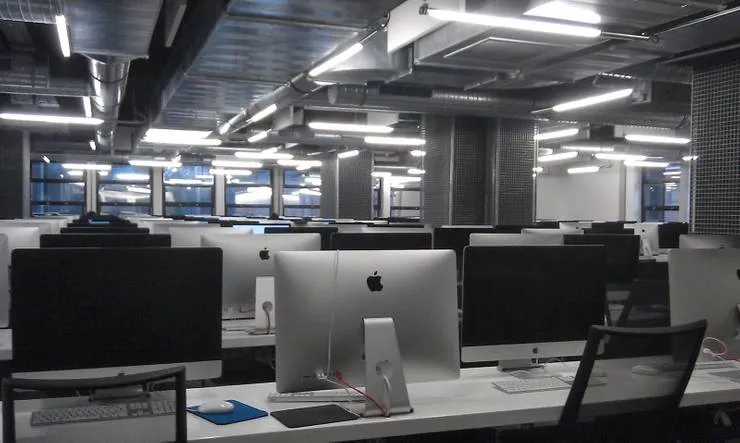 250 iMacs standing still